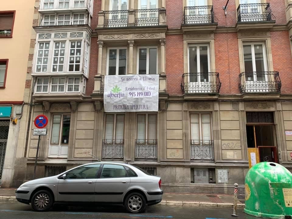 Un cartel anuncia la llegada de una residencia a la calle Manuel Iradier de Vitoria