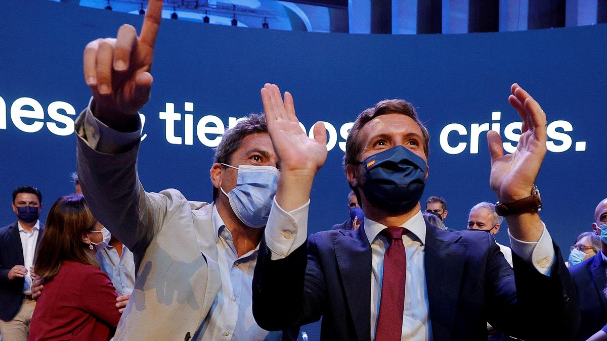 El presidente del Partido Popular valenciano (PPCV), Carlos Mazón (i), y el líder del Partido Popular, Pablo Casado, participan en la convención nacional del PP este sábado en Valencia