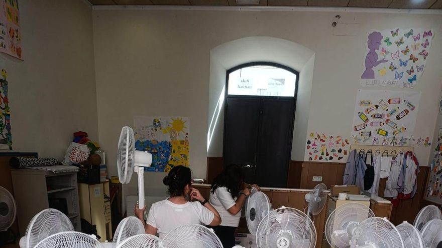 Las familias de un colegio de Sevilla compran 20 ventiladores contra el calor "ante la pasividad" del Gobierno andaluz