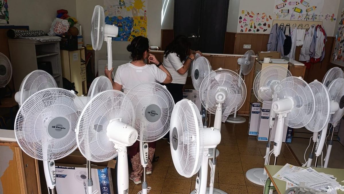 Las familias de un colegio de Sevilla compran 20 ventiladores contra el calor "ante la pasividad" del Gobierno andaluz