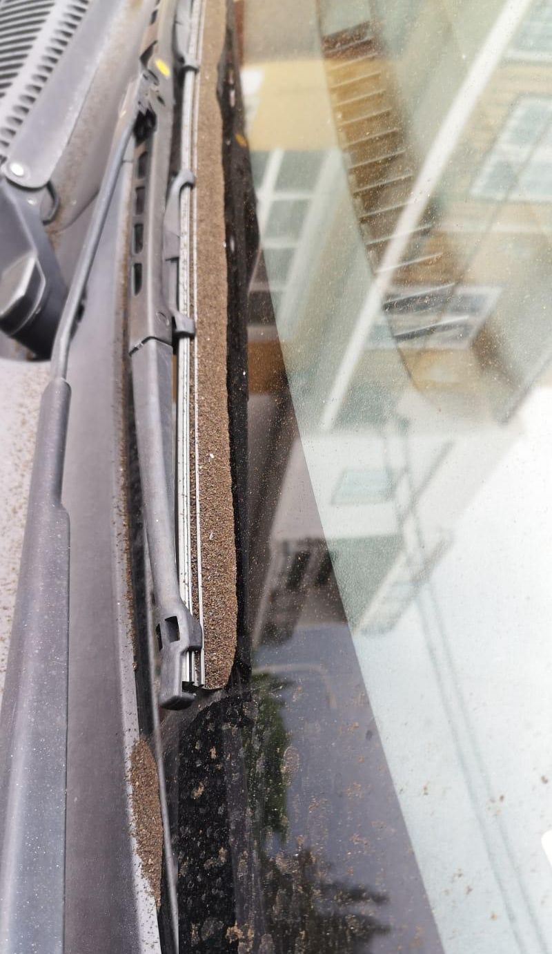 Ceniza acumulada en un parabrisas en la localidad de Los Llanos, en La Palma