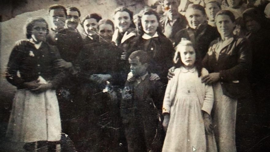 Niña de la Inclusa con sus dos familias