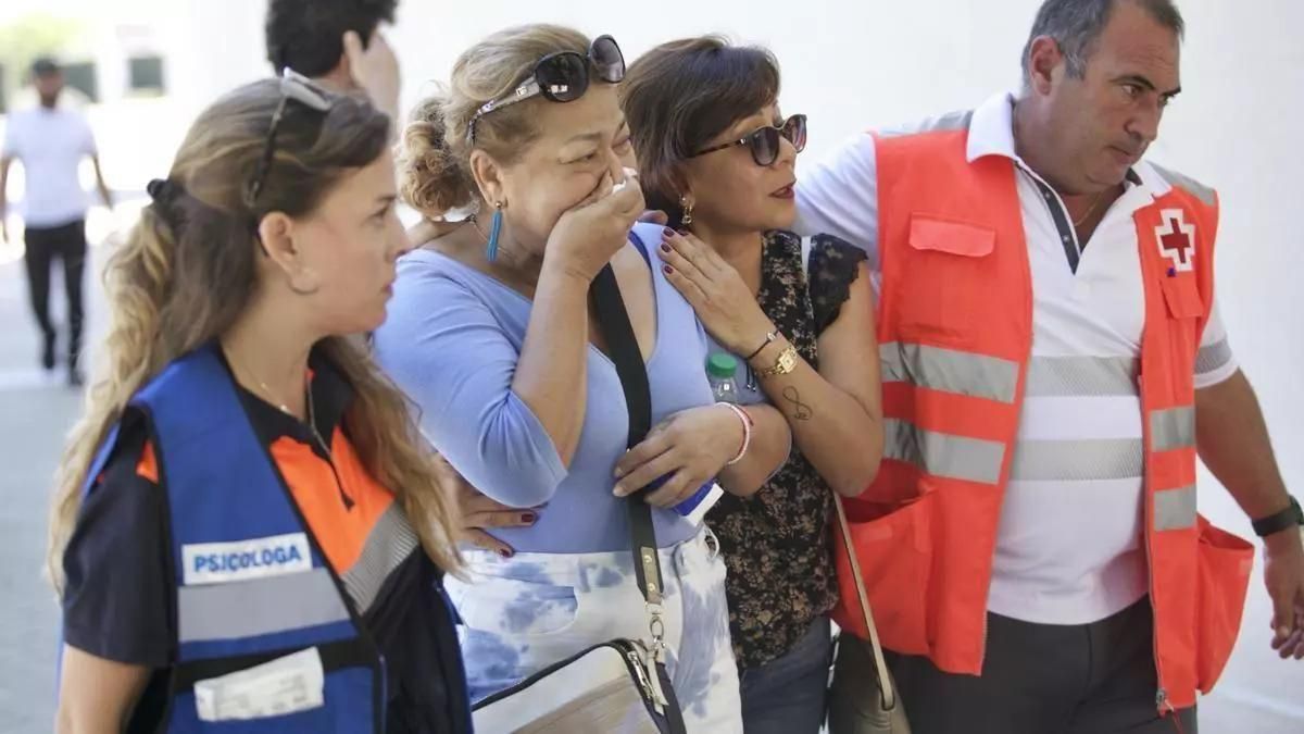 Familiares de las víctimas del incendio declarado en la zona de ocio de Las Atalayas, en Murcia EFE/ Marcial Guillén