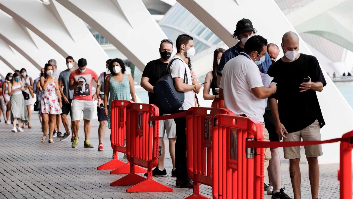En la imagen numerosas personas esperan, este pasado miércoles, para recibir su dosis de vacuna en la Ciudad de las Artes y las Ciencias de Valencia.