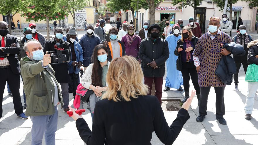 Hana Jalloul improvisa un pequeño mitin del PSOE en la plaza de Lavapiés.