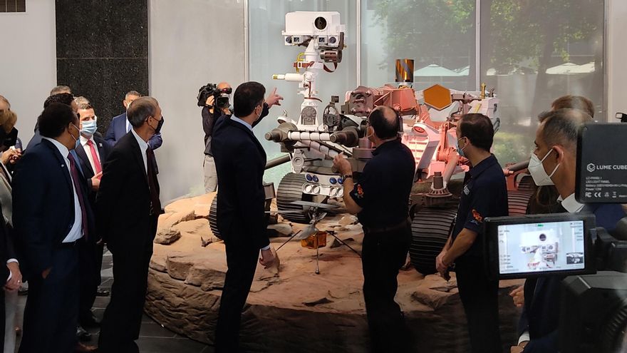 El presidente del Gobierno, Pedro Sánchez, visita el Jet Propulsion Laboratory de la NASA en Los Ángeles, frente a una réplica del Rover de la mision Perseverance de Marte