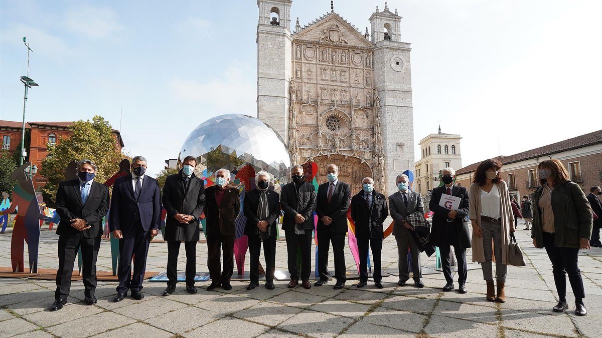 El alcalde de Valladolid, Óscar Puente, y el artista Cristóbal Gabarrón, junto al resto de autoridades, durante la inauguración.