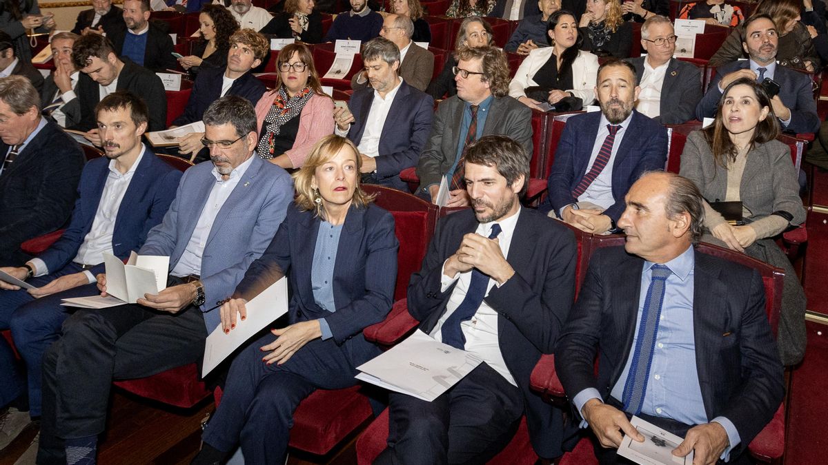 Eduardo Chillida Belzunce, hijo del escultor, a la derecha de la imagen, con otros asistentes al acto