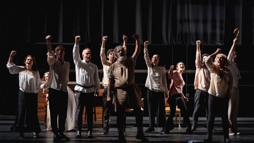 El pueblo que se alzó contra el poder representando 'Güeñeovejuna', una sátira para luchar contra una planta de biomasa