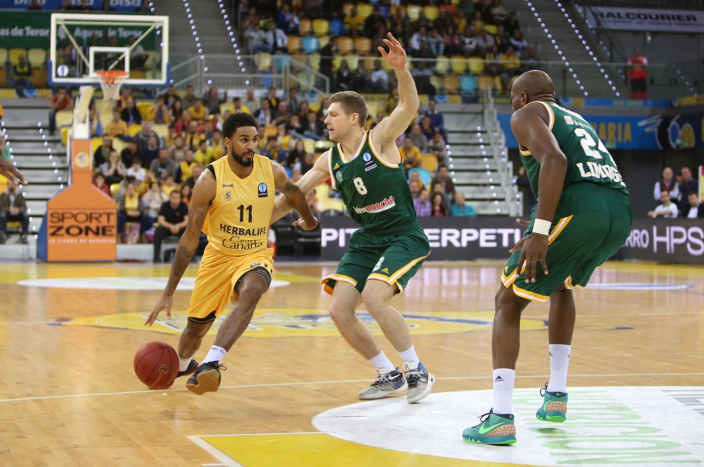 Imágenes del encuentro disputado en el Gran Canaria Arena entre el Herbalife y el Limoges. (Alejandro Ramos).