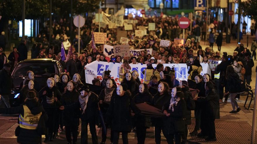 Miles de personas marchan en Avilés contra la violencia machista tras un “cortejo de las ausentes”