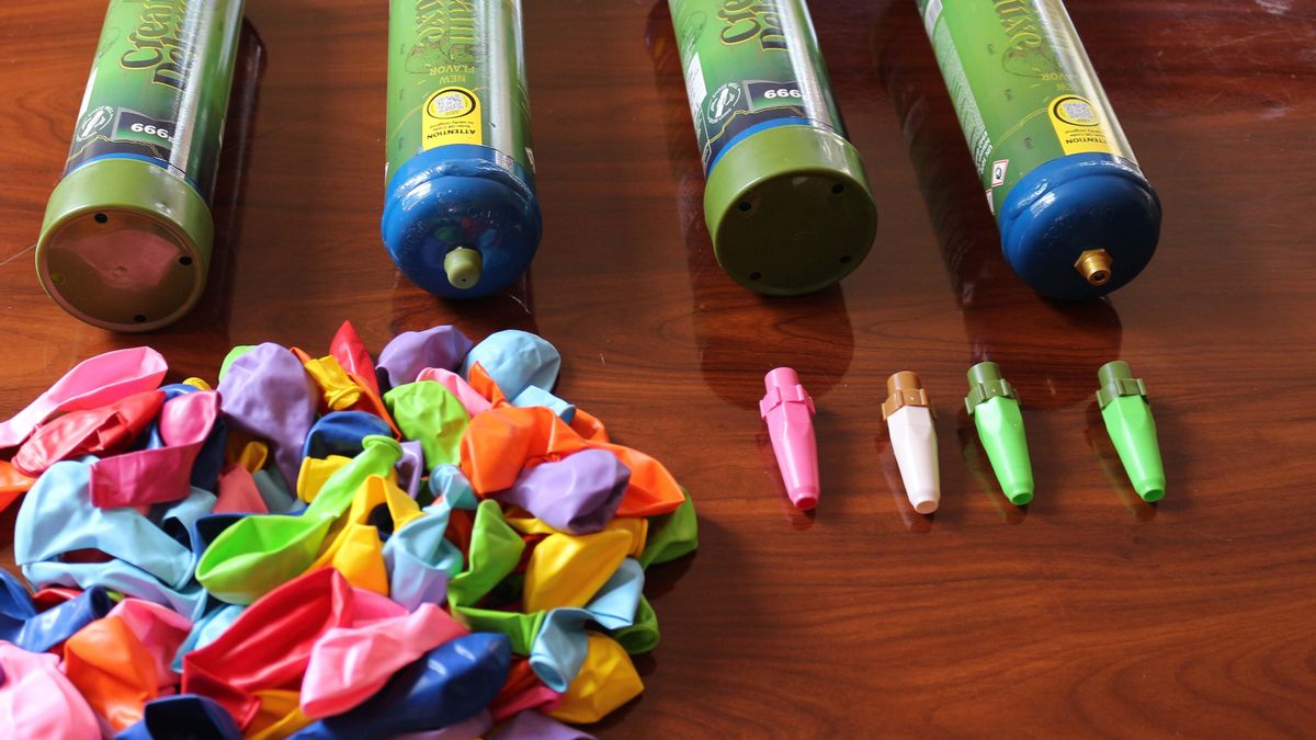 Los menores llevaban las cuatro botellas con el "gas de la risa", boquillas y 82 globos a las fiestas de Muros de Nalón.