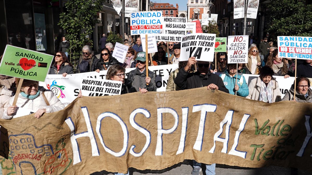 Miles de personas han participado en a manifestación convocada este sábado en Valladolid por plataformas y asociaciones de defensa de la sanidad pública de Castilla y León.
