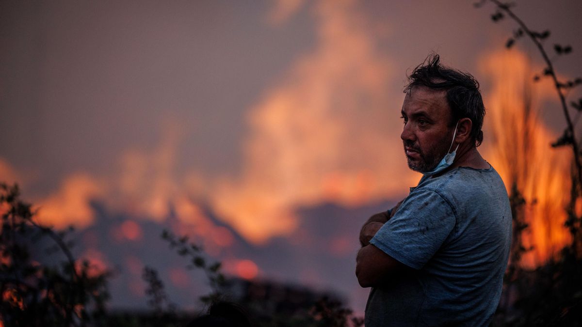 Una persona observa el fuego en Chaves, Vila Real, Portugal.