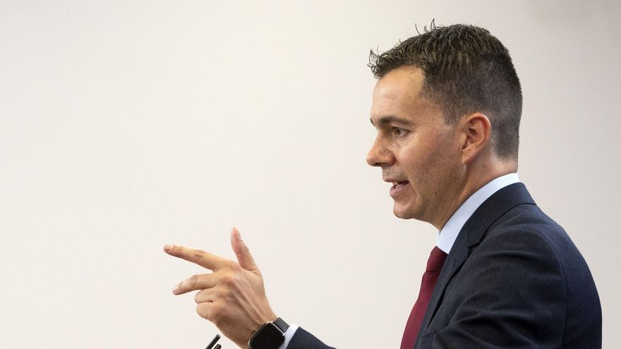 El portavoz del PSOE en el Congreso, Héctor Gómez, durante una rueda de prensa posterior a una reunión de la Junta de Portavoces en el Congreso de los Diputados, a 11 de octubre de 2021, en Madrid, (España).