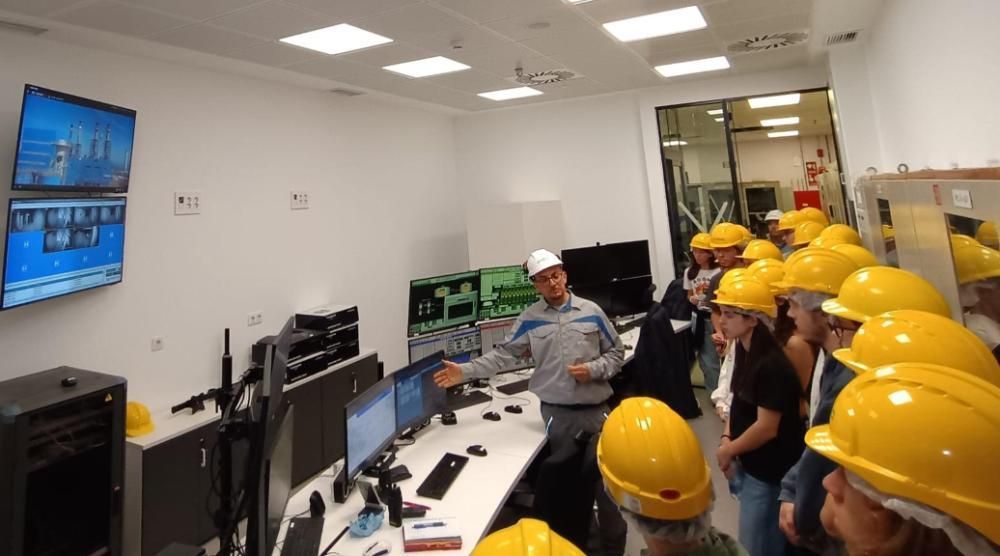 Foto de grupo de los estudiantes y docentes, en la visita a la Central Térmica Las Salinas.