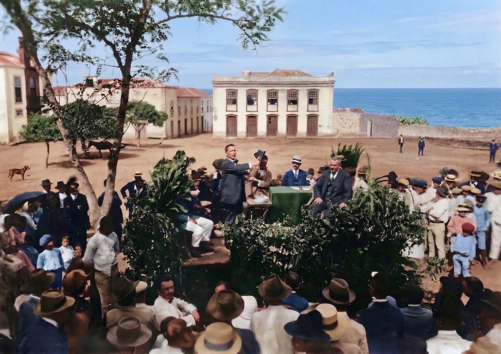 Mitin en Plaza de  Montserrat. 1919-1920. Pertenece al fondo de Eulogio Hernández y Fernando Fernández. Coloreada con IA por Abraham Tomás Díaz Abreu.