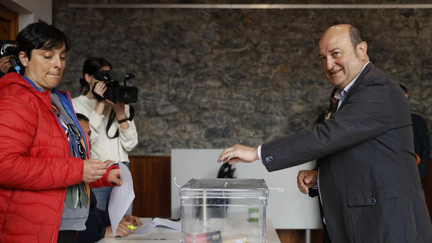 El presidente del PNV, Andoni Ortuzar, ejerce su derecho al voto en Escuelas de Sanfuentes en Sanfuentes, Bizkaia, este domingo.