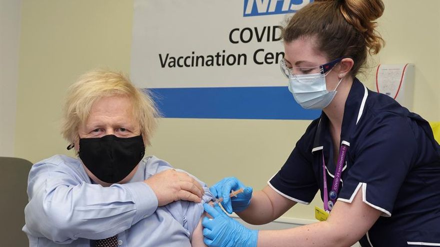 Boris Johnson recibe la vacuna de AstraZeneca contra el coronavirus