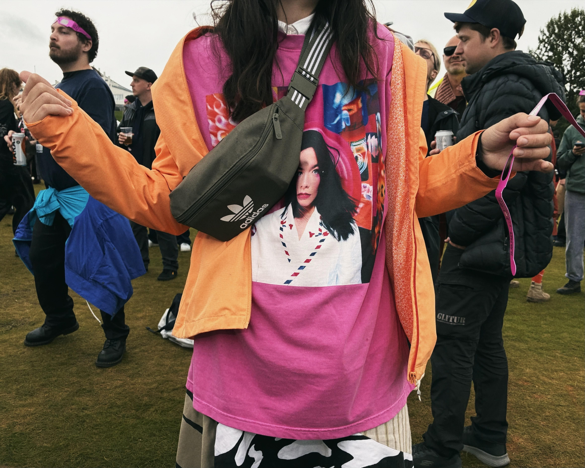 Asistente a la fiesta Echolalia con una camiseta del disco 'Army Of Me' de Björk
