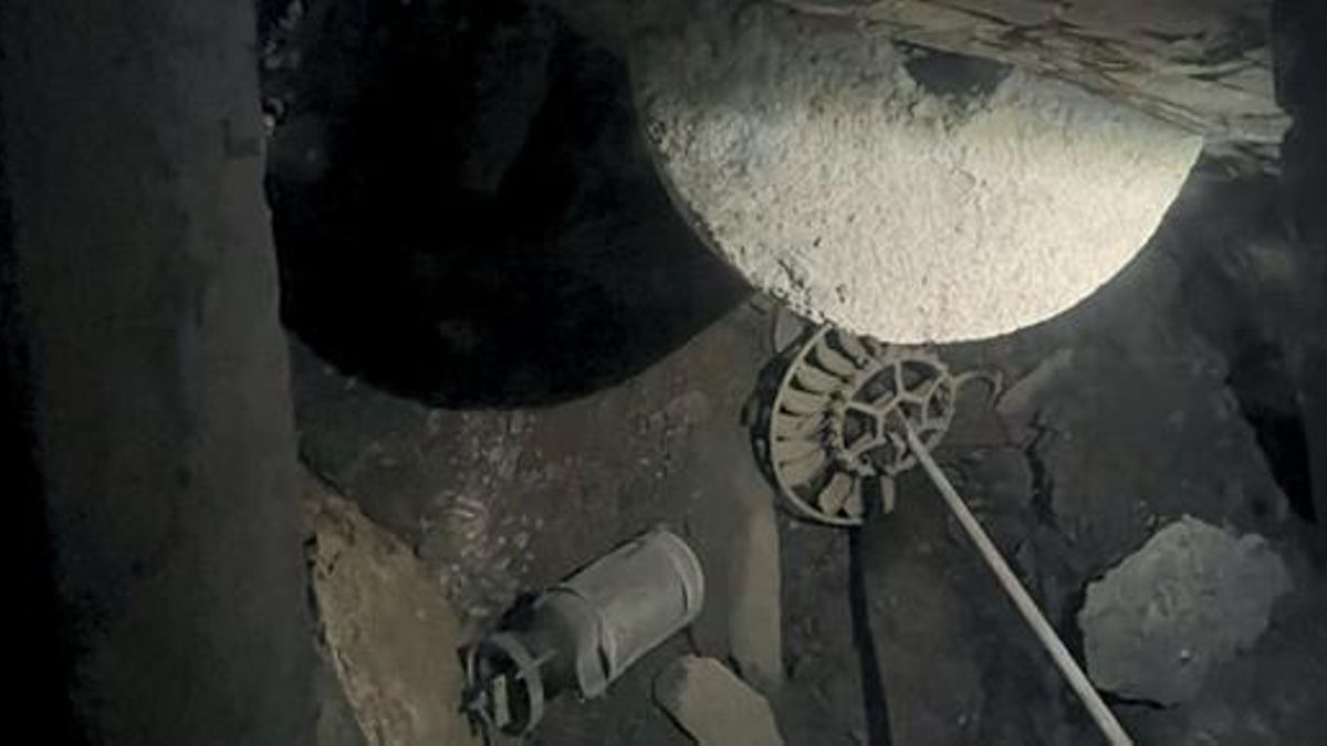 Álabes, eje y piedra de molienda en expositor bajo suelo. Molino de Lázaro