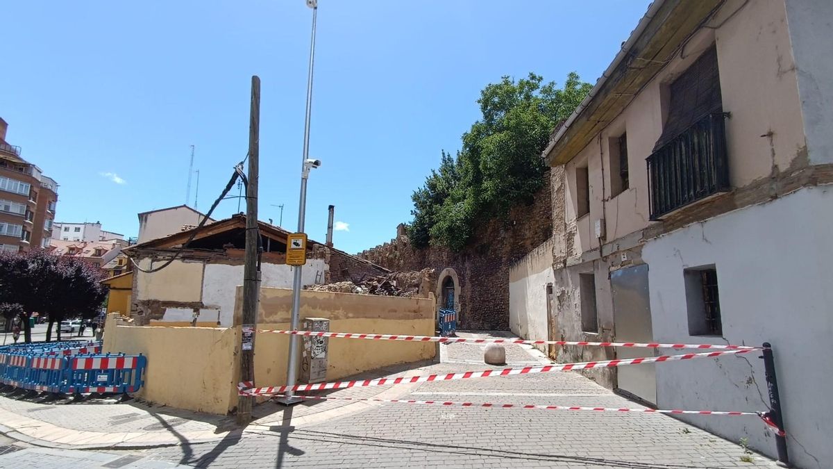 A la izquierda, la casa derruida y a la derecha la siguiente que será eliminada, colindante a la muralla de León.