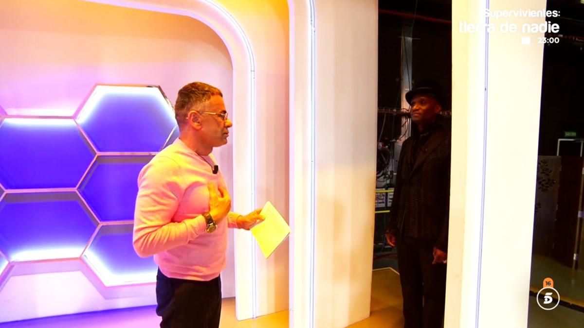 Jorge Javier Vázquez trata de retener a Yodé en su huida