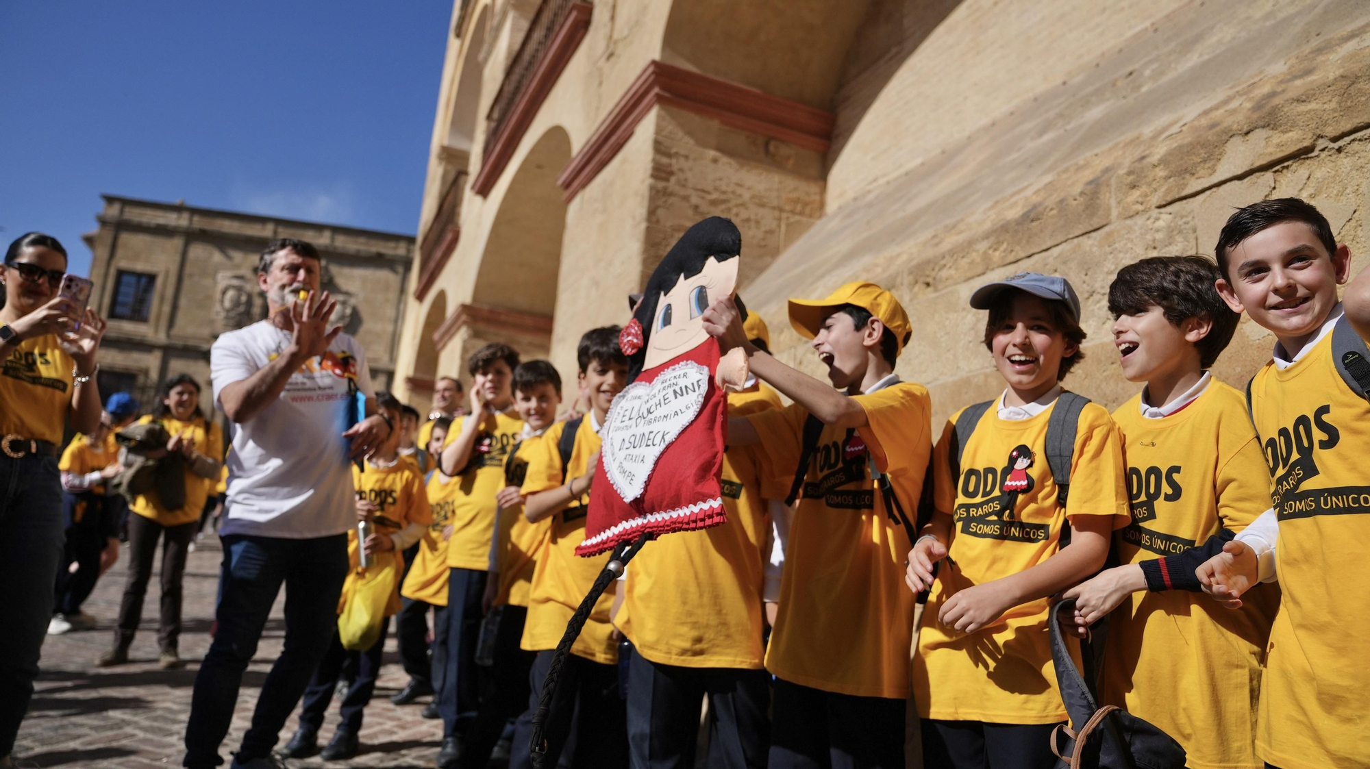 Córdoba abraza la Mezquita Catedral por las enfermedades raras