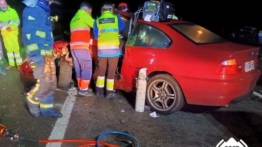 Bomberos de Asturias excarcelan a dos conductores atrapados en sus vehículos tras una brutal colisión en Mieres