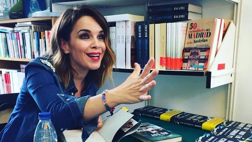 Carme Chaparro, en una caseta de la Feria del Libro de Madrid