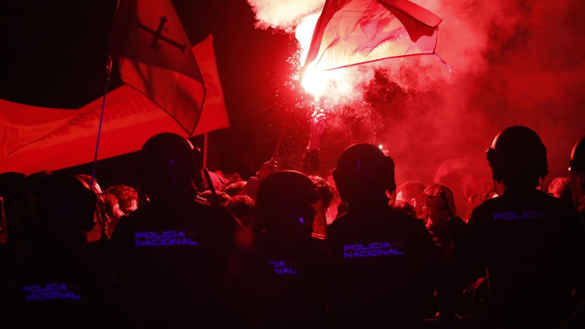 Agentes de la Policía Nacional intervienen durante la concentración de este lunes frente a la sede del PSOE en la calle Ferraz, en Madrid.