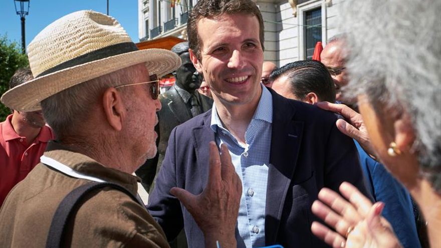 Casado habla de "efecto llamada" y dice "no es posible papeles para todos"