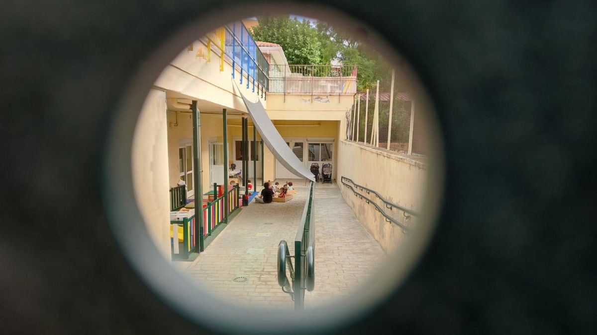 Interior del patio de la Escuela Infantil Zofío, que cuenta con un único toldo y carece de otras zonas de sombra