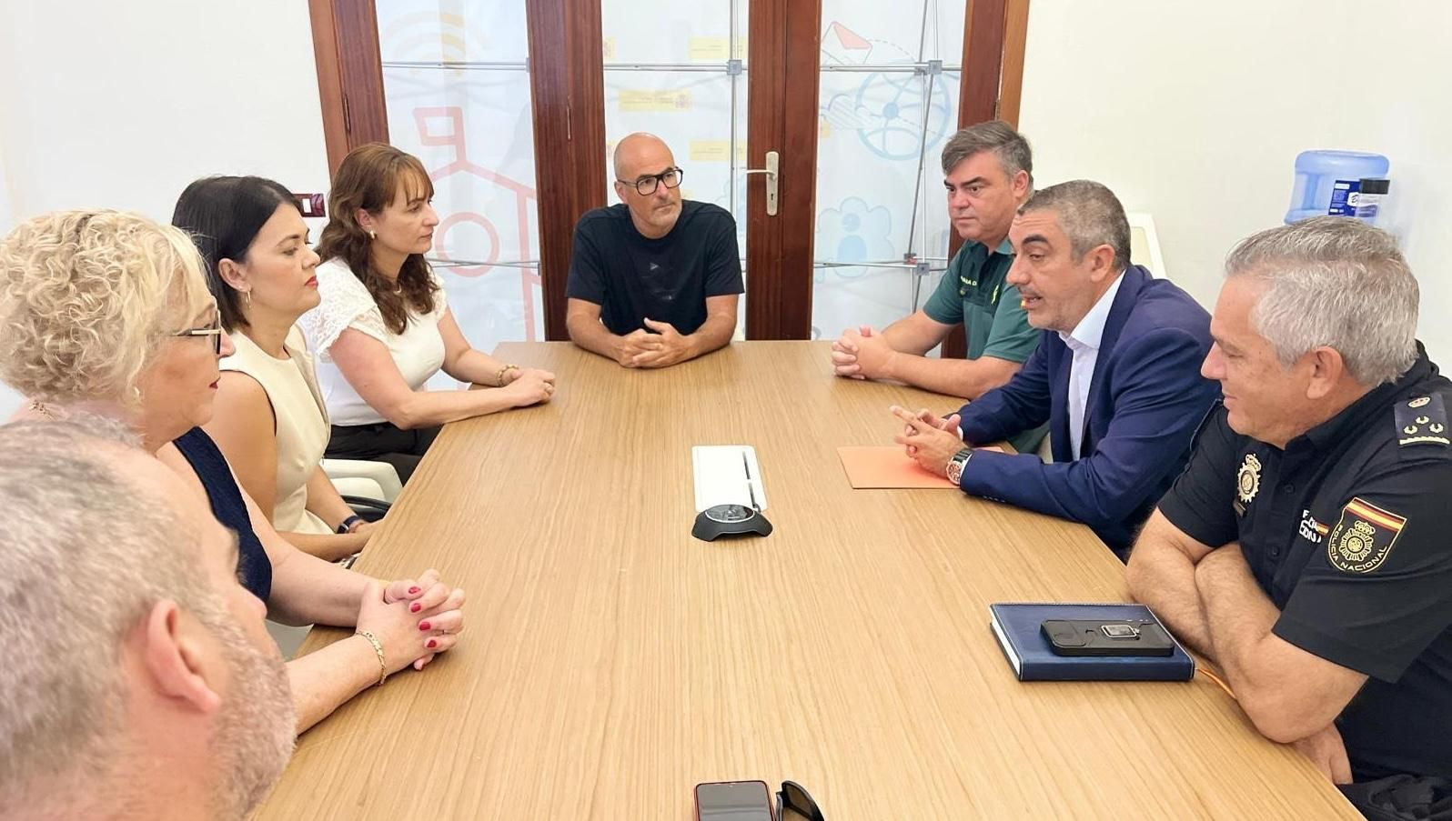 El director insular se reúne con una representación de empresarios de La Palma para analizar la seguridad en la isla.