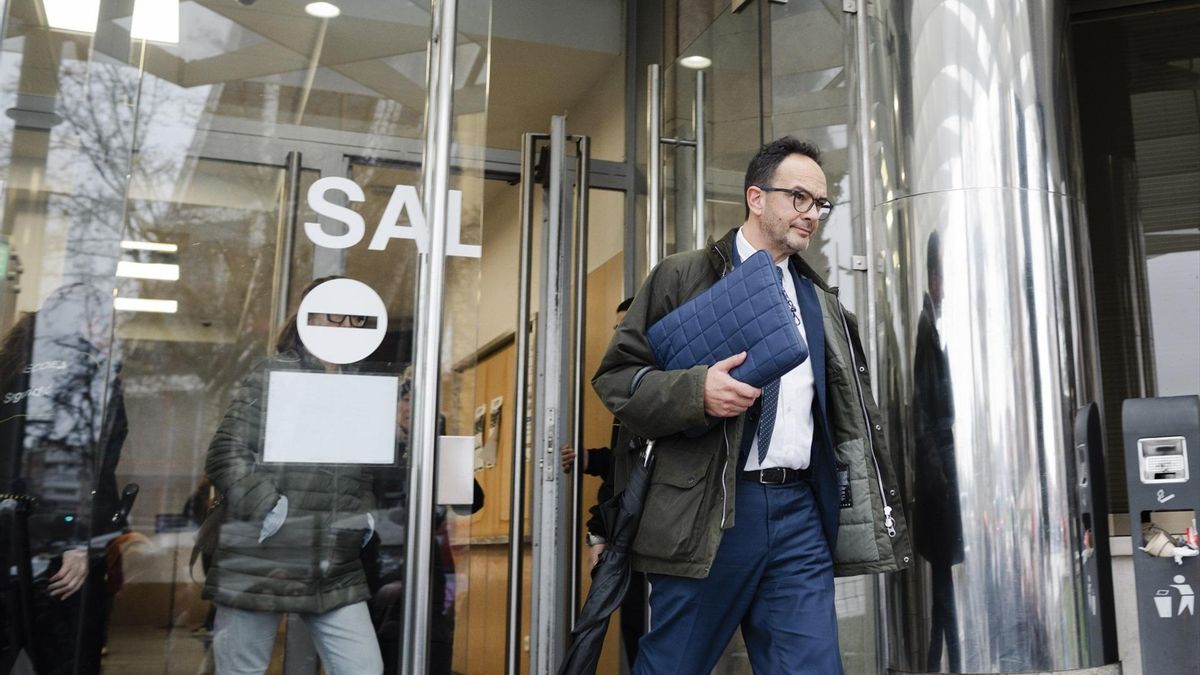 Antonio Hernando a la salida de los juzgados tras testificar en el caso Leire