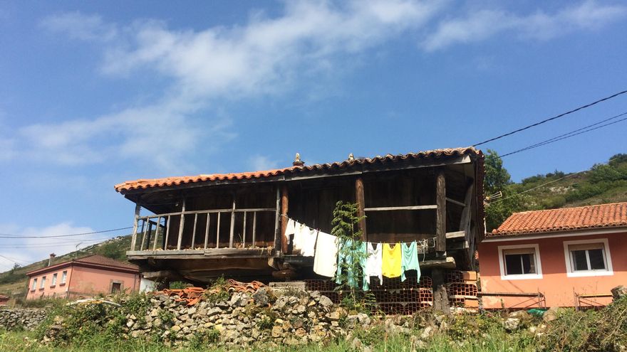 Los hórreos abundan aquí y son una parte esencial de las tareas cotidianas de estas poblaciones.