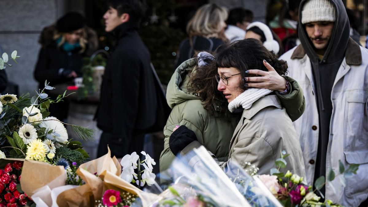CRANS MONTANA (Suiza), 02/01/2026.- Ciudadanos rinden homenaje a las víctimas del incendio de Nochevieja en la estación de esquí suiza de Crans Montanaen, que provocó 40 muertos. EFE/EPA/JEAN-CHRISTOPHE BOTT