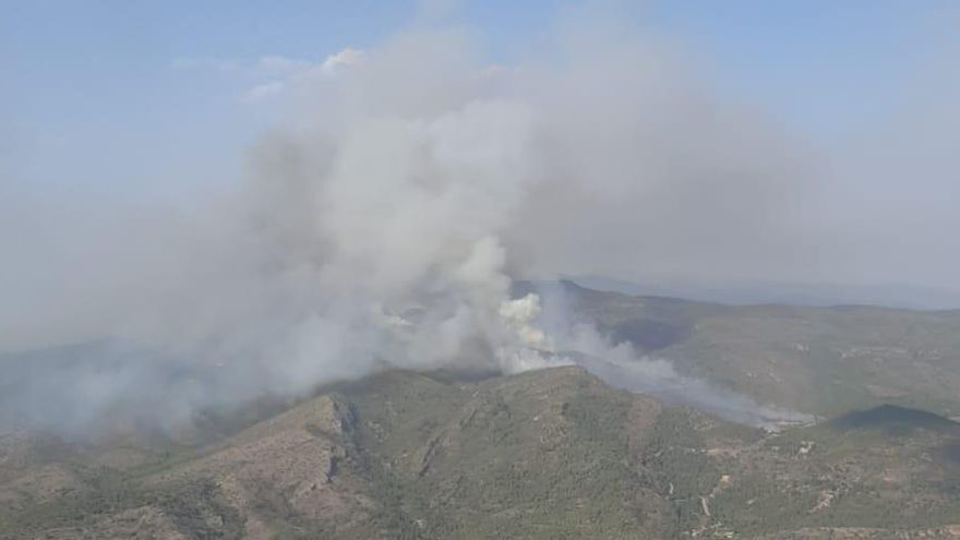 El incendio de Calles sigue sin control y obliga a movilizar la Unidad Militar de Emergencias