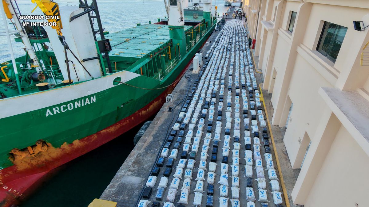 La Guardia Civil interviene más de 30 toneladas de cocaína en el barco 'Arconian', interceptado al sur de Canarias, en mayo de 2026.