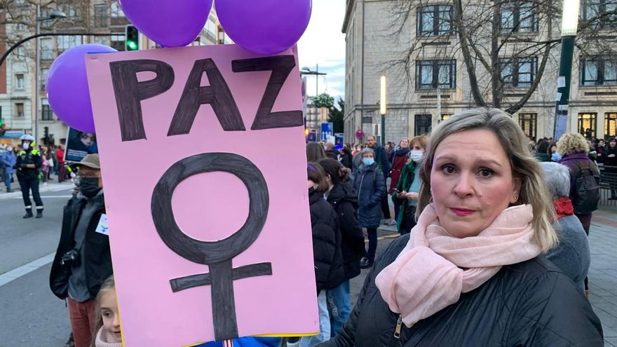 Virginia, durante la manifestación en Vitoria a la que ha acudido junto a sus hijos