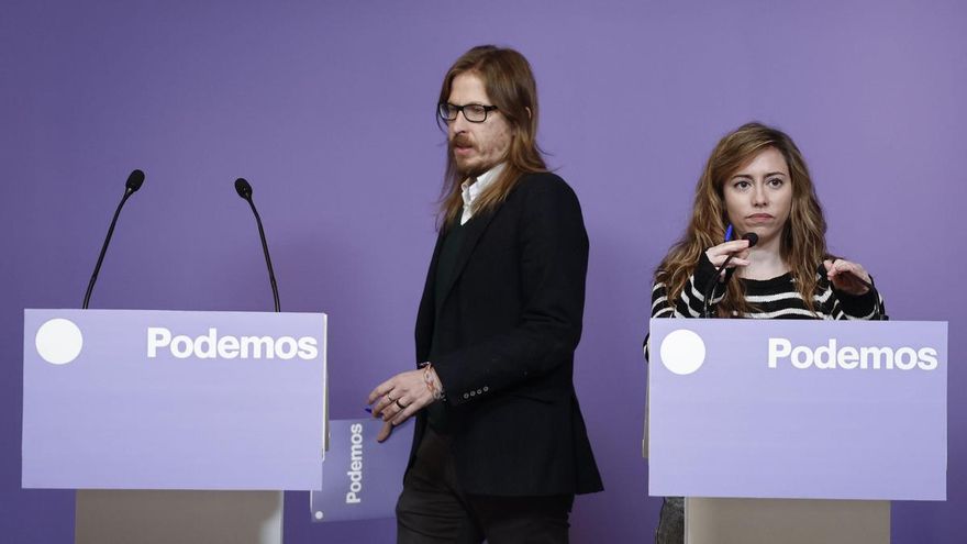 Pablo Fernández, secretario de Organización y portavoz de Podemos, y María Teresa Pérez, secretaria de Discurso, Acción Institucional y portavoz adjunta de Podemos, este lunes en rueda de prensa.