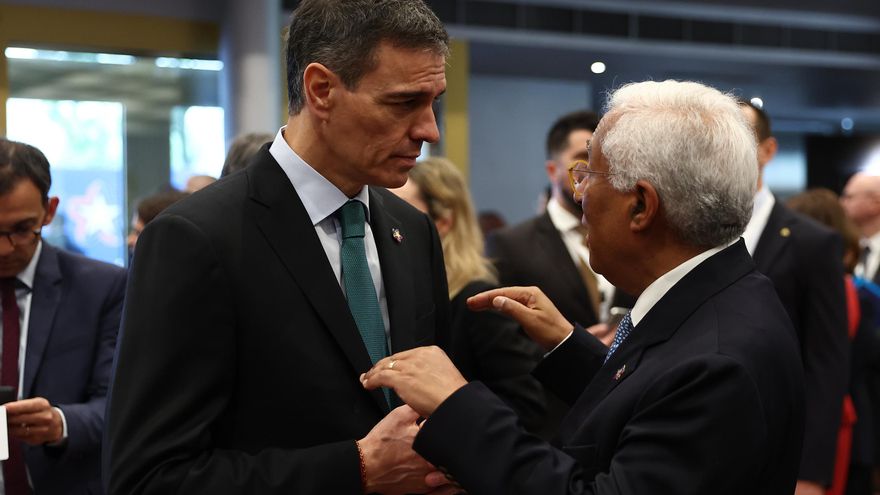 Archivo - El presidente del Gobierno, Pedro Sánchez, conversa con el El presidente del Consejo Europeo, Antonio Costa, durante la cumbre de la Comunidad Política Europea, a 16 de mayo de 2025, en Tirana (Albania).