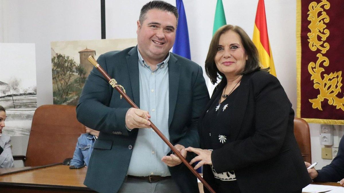 José Manuel Ruiz (PSOE) recibe el bastón de mando, como nuevo alcalde de Cardeña, de la anterior regidora, Catalina Barragán (IU).