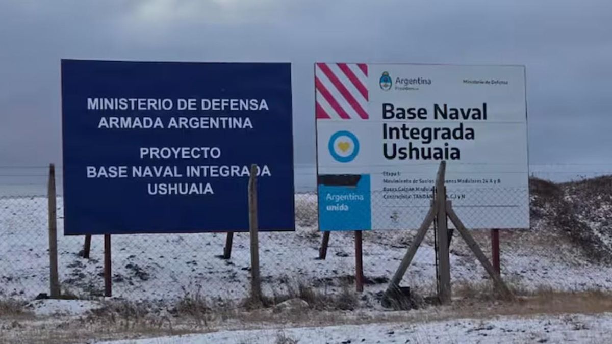 "Rematan tierras estratégicas": critican a Milei en Ushuaia por vender terrenos de la Armada contiguos a la Base Naval