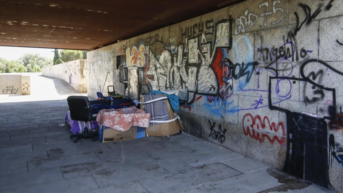Personas sin hogar refugiadas bajo el Puente de Miraflores