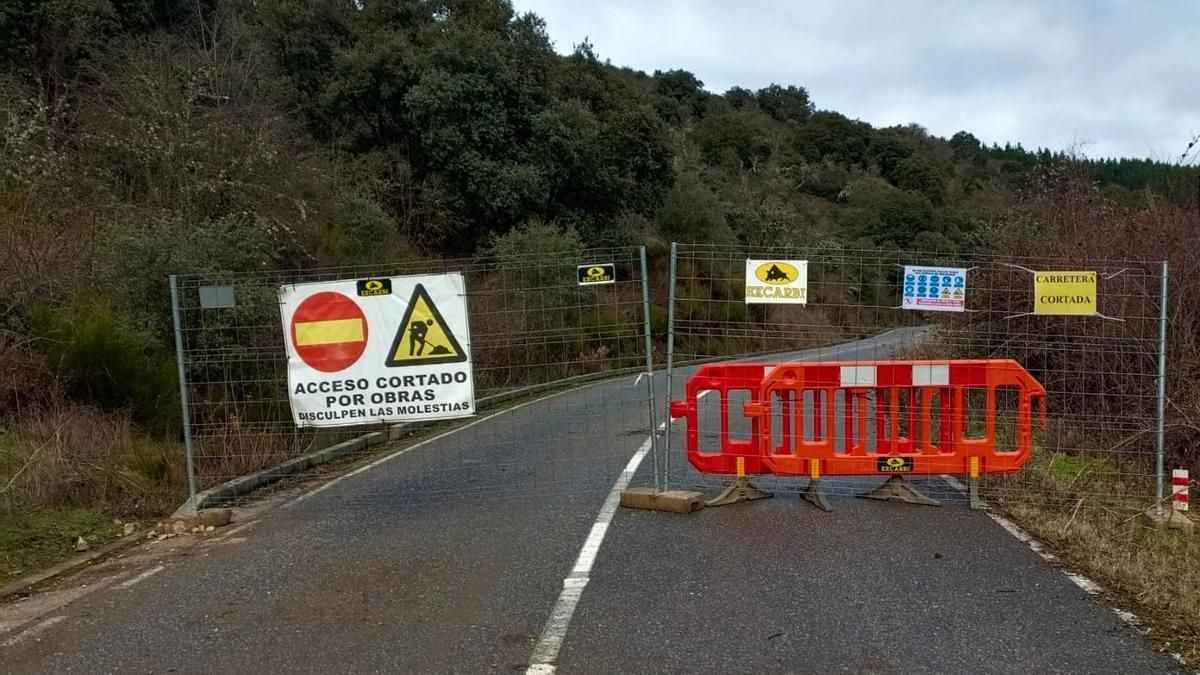 Vallas en las obras de mejora de la carretera de Molinaseca a Onamio.