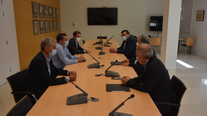 Cabildo y Ayuntamiento de la capital coordinan con la Autoridad Portuaria las infraestructuras para “una escala inédita” de la regata ‘Mini Transat’