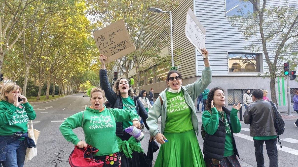 Protestas de docentes a las puertas de la Asamblea de Madrid cortan la calle y piden la dimisión de la consejera de Educación