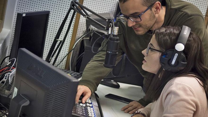 Alumnado en la Facultad de Comunicación de Cuenca