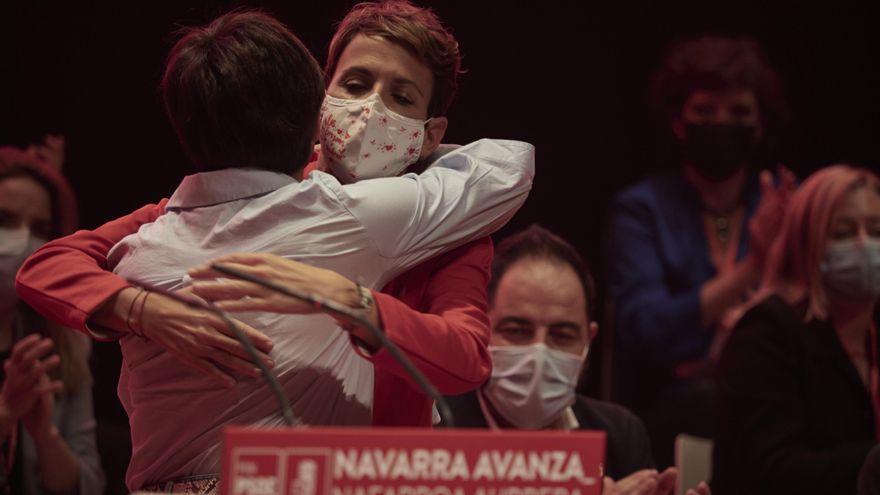 La ministra de Política Territorial y portavoz del Gobierno, Isabel Rodríguez (i), y la actual presidenta del Gobierno de Navarra, María Chivite, se abrazan en la inauguración del 12º Congreso del PSN.